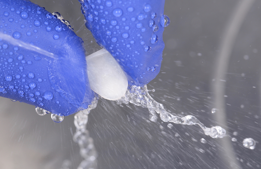 Reinigung eines Glaskeramik-Veneers nach dem Ätzen mit einem starken Wasserstrahl. Bilder mit freundlicher Genehmigung von Dr. Paulo Monteiro.